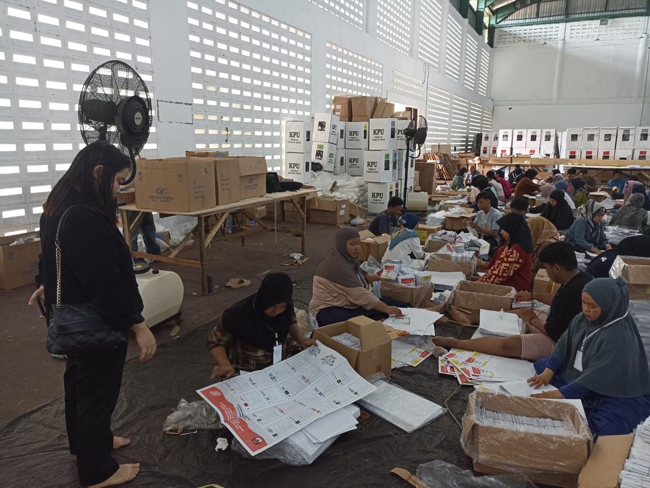 BAWASLU KOTIM PENGAWASAN MELEKAT PROSES PELIPATAN SURAT SUARA PEMILU TAHUN 2024 