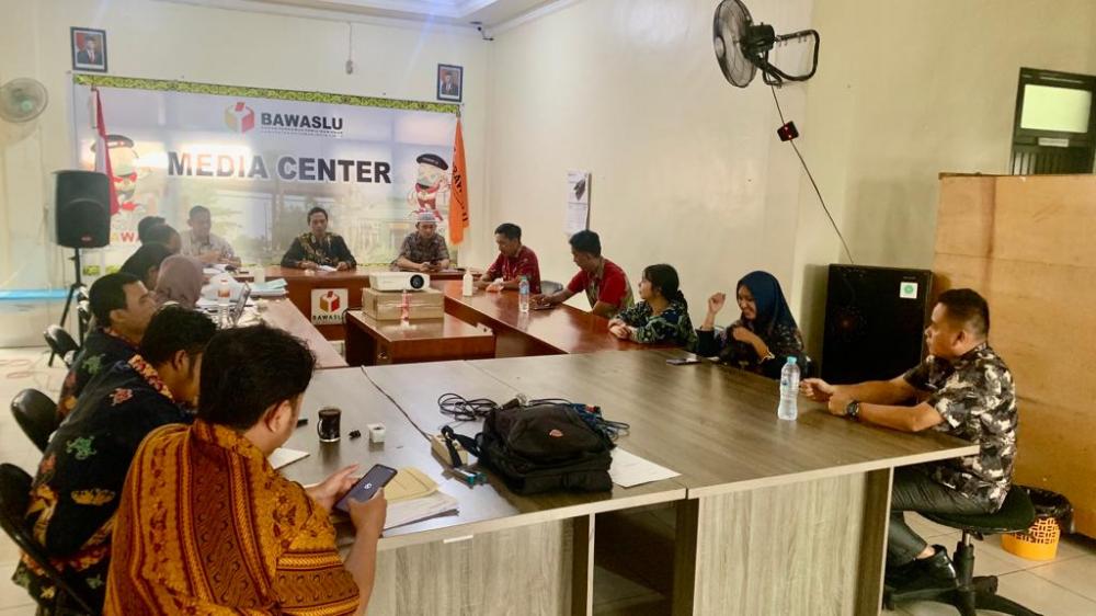 Jelang Seleksi Tertulis Calon Anggota PPS, Bawaslu Kotim Lakukan Rapat Internal Persiapan Pengawasan di Tiap Kecamatan