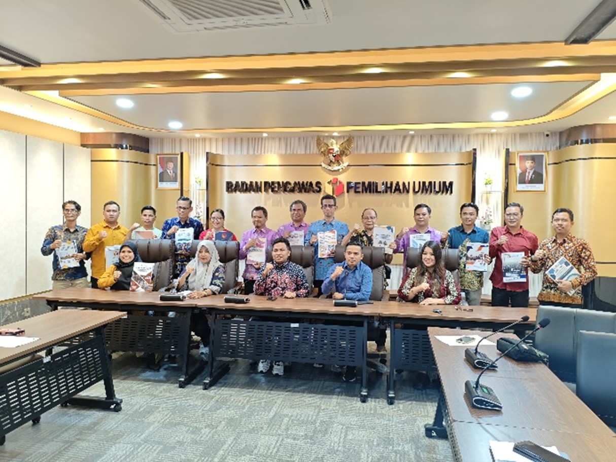 (Kordiv P2H Bawaslu Provinsi Kalimantan Tengah) dan Kordiv P2H Kabupaten/Kota se-Kalteng serahkan Laporan Akhir Pengawasan Pemilihan 2024 di Bawaslu RI