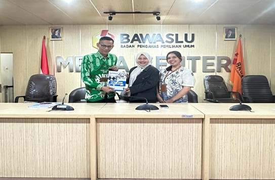 Kordiv P2H (Salim) bersama Staf Humas serahkan Laporan Akhir Kehumasan Tahun 2024 