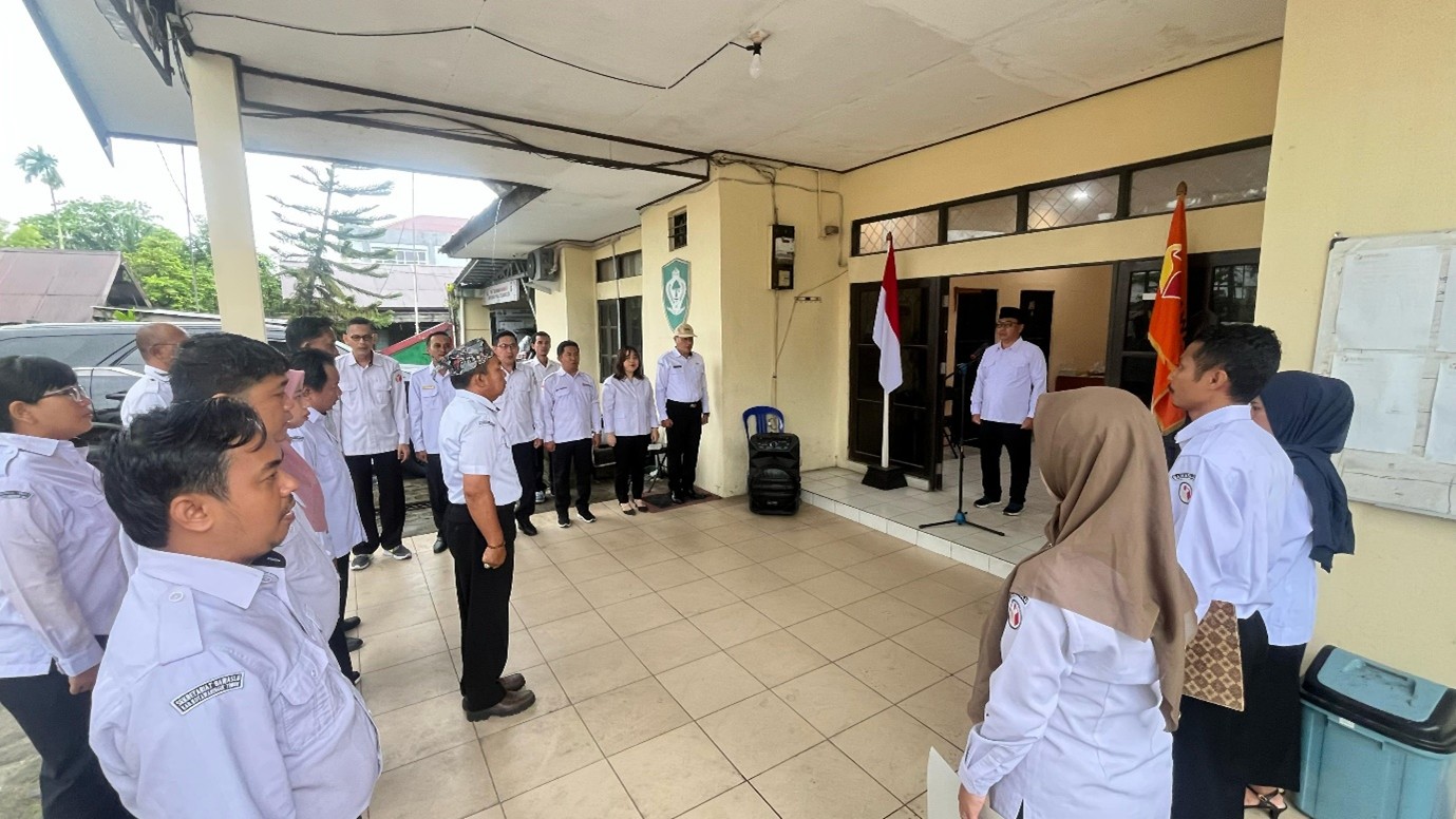 Bawaslu Kotim melaksanakan apel dalam rangka merayakan HUT ke-17 