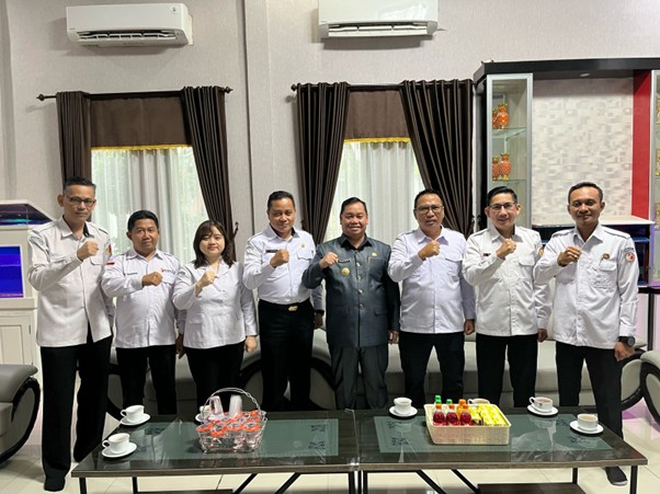 Bawaslu Kotim silaturahmi dengan Bupati Kotim dalam rangka merayakan HUT 