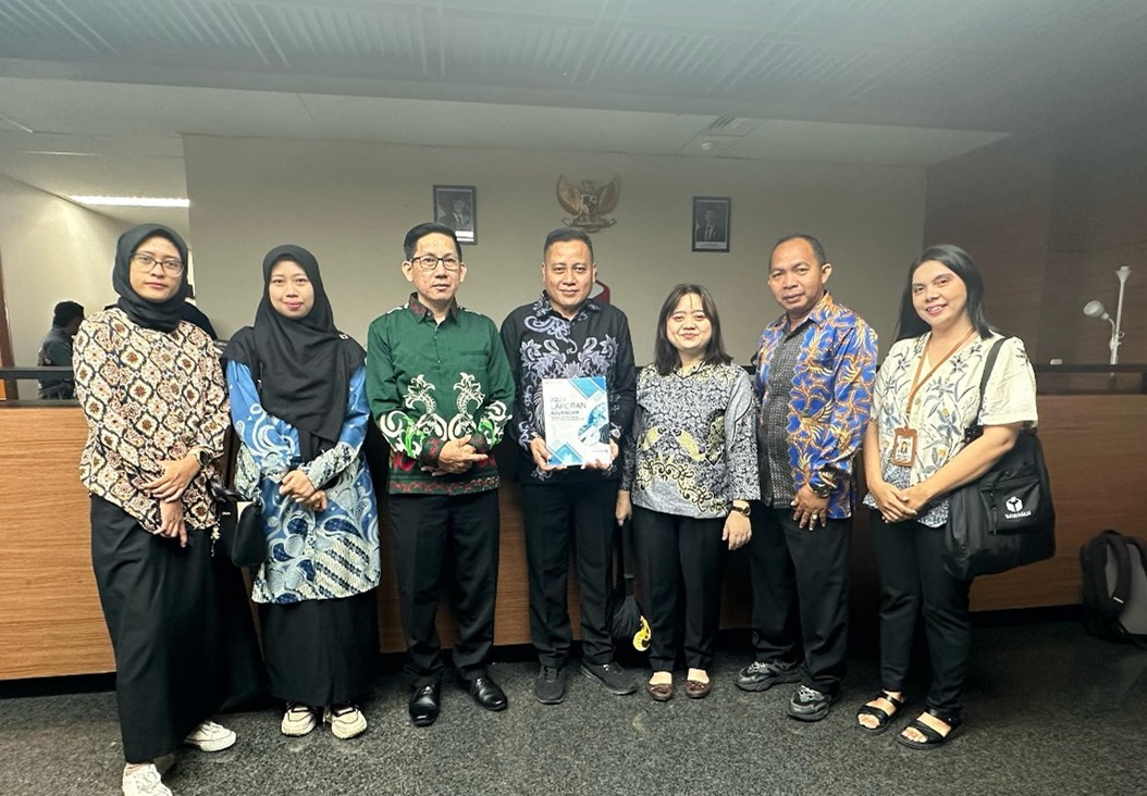 Serahkan Laporan Keuangan