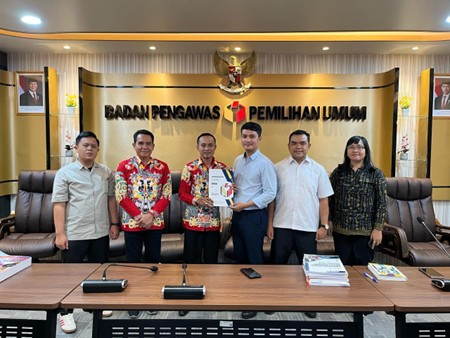 serahkan Laporan Akhir Divisi Hukum