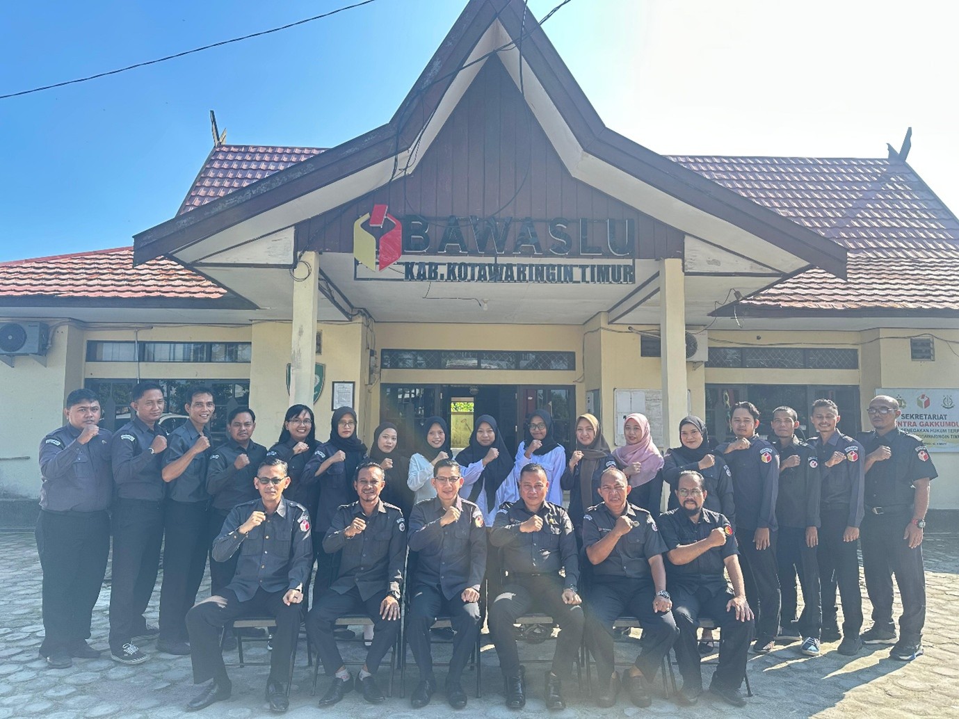 berfoto bersama tiga Calon Pegawai Negeri SIpil (CPNS) 