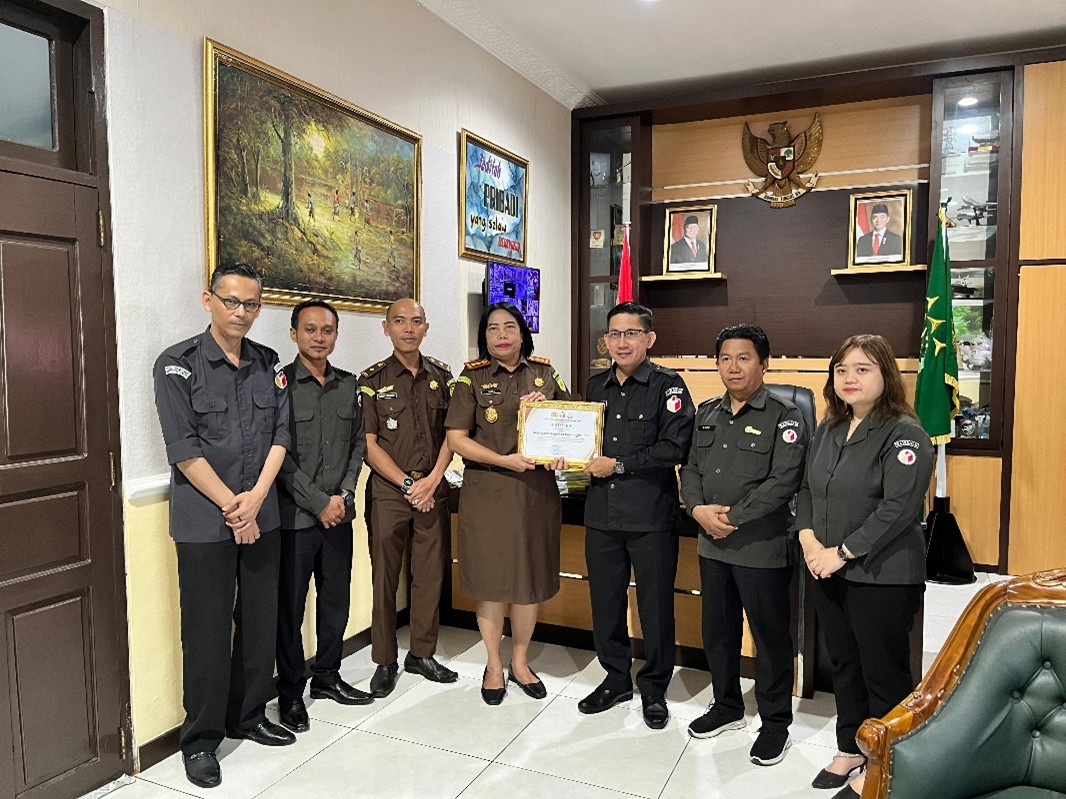 Penyerahan Piagam Penghargaan kepada Kejari Kotim, Senin (05/05/2025)