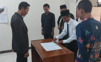 Bawaslu Kotim Lantik PAW Panwaslu Kecamatan Pulau Hanaut