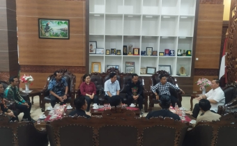 PERKUAT PENGAWASAN PEMILU DI KOTAWARINGIN TIMUR, BAWASLU KOTIM KOORDINASI DENGAN BUPATI KOTIM