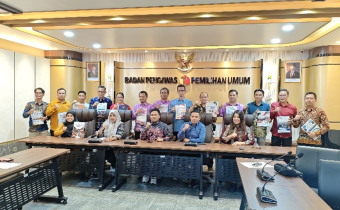 (Kordiv P2H Bawaslu Provinsi Kalimantan Tengah) dan Kordiv P2H Kabupaten/Kota se-Kalteng serahkan Laporan Akhir Pengawasan Pemilihan 2024 di Bawaslu RI