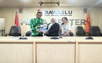 Kordiv P2H (Salim) bersama Staf Humas serahkan Laporan Akhir Kehumasan Tahun 2024 