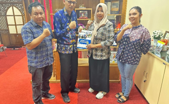 Penyerahan Laporan Akhir Kehumasan Bawaslu Kabupaten Kotawaringin Timur