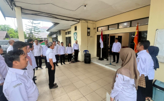 Bawaslu Kotim melaksanakan apel dalam rangka merayakan HUT ke-17 