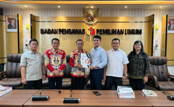 serahkan Laporan Akhir Divisi Hukum