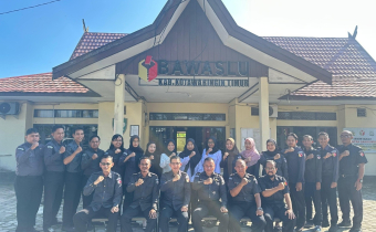  berfoto bersama tiga Calon Pegawai Negeri SIpil (CPNS) 
