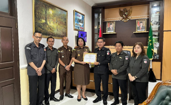 Penyerahan Piagam Penghargaan kepada Kejari Kotim, Senin (05/05/2025)